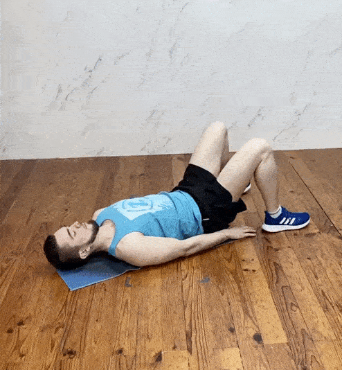Eleveacions de genolls exercici per. a rutina d'abdominals